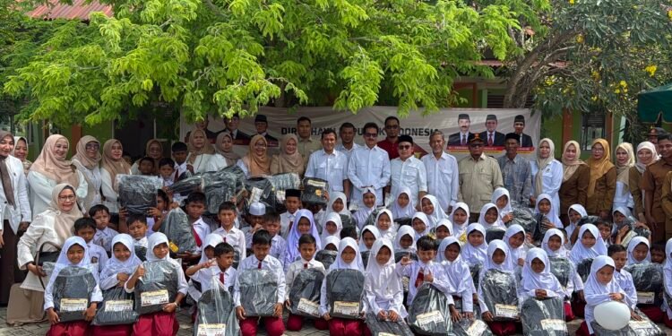 Gerindra Aceh Bagikan Paket Pendidikan untuk Siswa SD 72 Alue Naga
