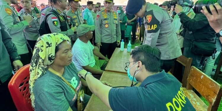 Kapolri Tinjau Pengungsian Korban Gempa NTT, 247 Ton Bantuan Dikerahkan Polri
