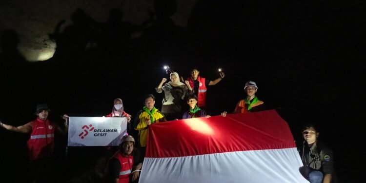 Tak Cukup Kibarkan Bendera, Mapala CEMPAGA dan Relawan Gesit Pidie Bawa Semangat Kemerdekaan ke Perut Bumi
