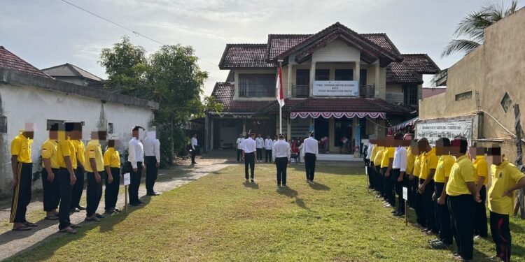 Peringati HUT ke-81 RI, Residen Rehabilitasi IPWL Kayyis Ahsana Aceh Jadi Pengibar Bendera dalam Kolaborasi Bersama Mahasiswa UIN Ar-Raniry