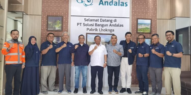 Kunjungi PT Solusi Bangun Andalas bersama Sekjen Demokrat, HT Ibrahim Minta Kelangkaan Semen Segera Teratasi