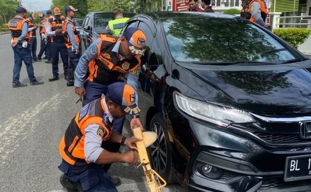 Dishub Kota Banda Aceh Gembok 10 Mobil yang Parkir pada Kawasan Tertib Lalu Lintas