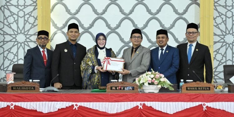 Wali Kota Serahkan Dokumen RKUA PPAS Perubahan ke DPRK Banda Aceh