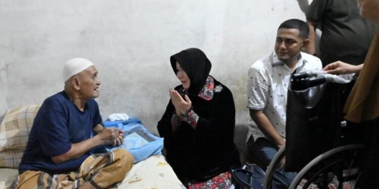 Illiza Serahkan Bantuan Kursi Roda Kepada Tiga Warga di Jaya Baru