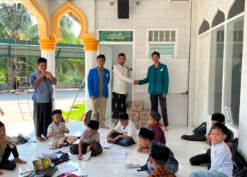 KPM UIN SUNA Sumbang 5 Dus Air Mineral untuk Masjid di Gampong Matang Baroh