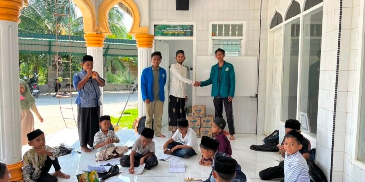 KPM UIN SUNA Sumbang 5 Dus Air Mineral untuk Masjid di Gampong Matang Baroh