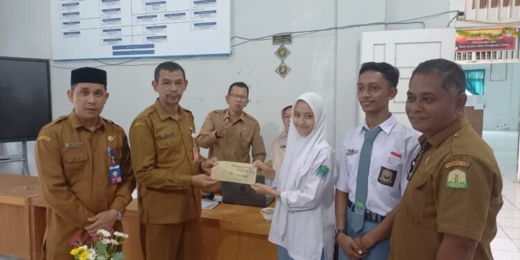 SMAN 1 Jaya Serahkan Donasi Bencana Gempa NTT