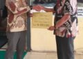 Kepala SMAN 1 Trumon Timur Serahkan Donasi Korban Gempa NTT ke Kacabdisdik Aceh Selatan