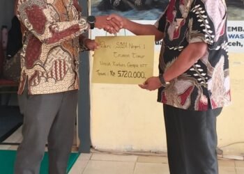 Kepala SMAN 1 Trumon Timur Serahkan Donasi Korban Gempa NTT ke Kacabdisdik Aceh Selatan