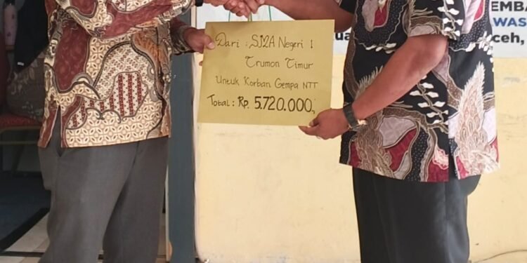 Kepala SMAN 1 Trumon Timur Serahkan Donasi Korban Gempa NTT ke Kacabdisdik Aceh Selatan