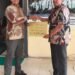 Kepala SMAN 1 Trumon Timur Serahkan Donasi Korban Gempa NTT ke Kacabdisdik Aceh Selatan