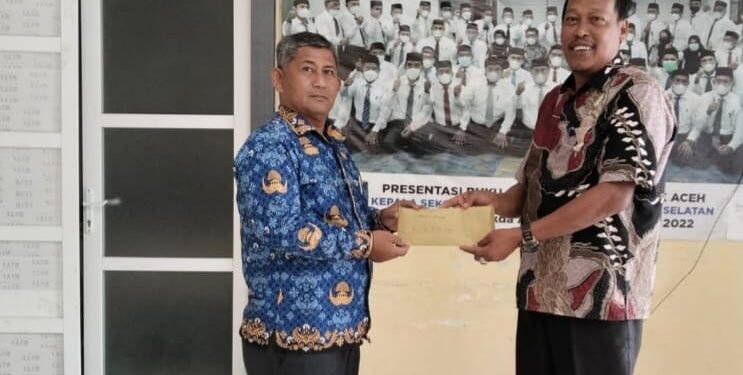 Cabdisdik Aceh Selatan Donasikan 100 Juta Lebih ke Korban Gempa Bumi di NTT