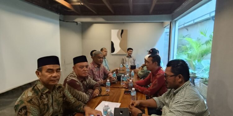 Temui IKSAS Banda Aceh, Bupati Aceh Selatan Terima Aspirasi Tolak Perusahaan Tambang di Samadua