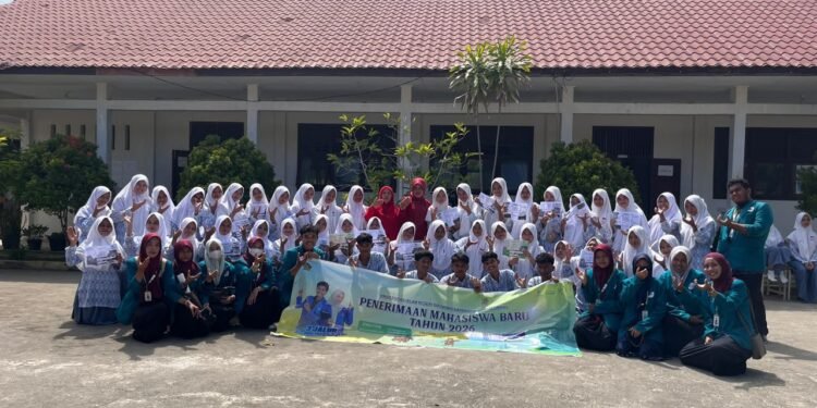 KPM Mandiri 03 Universitas Sultanah Nahrasiyah Sosialisasikan Dunia Kampus di SMA Negeri 1 Jeumpa