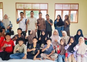 Ketua PGRI Kecamatan Simeulue Barat Lepas Keberangkatan Pelajar Ikut Lomba Hardikda