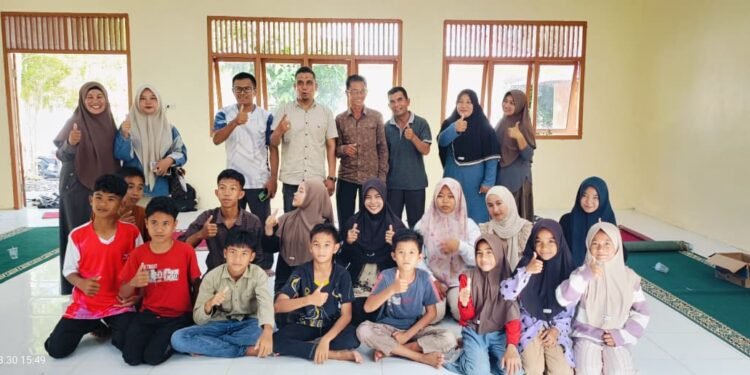 Ketua PGRI Kecamatan Simeulue Barat Lepas Keberangkatan Pelajar Ikut Lomba Hardikda