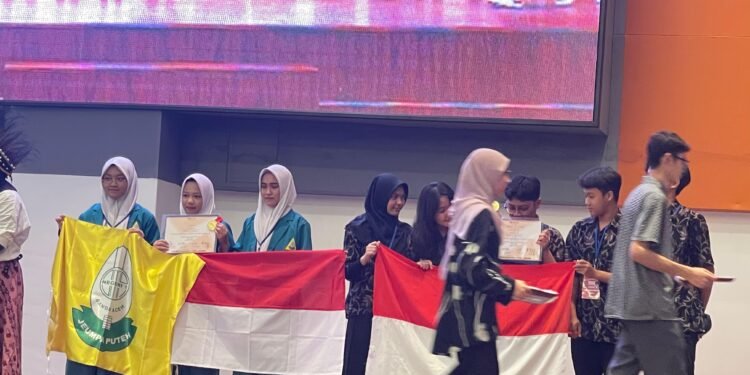 Siswa SMAN 1 Banda Aceh Raih Medali Emas dan Perak di Kompetisi Internasional