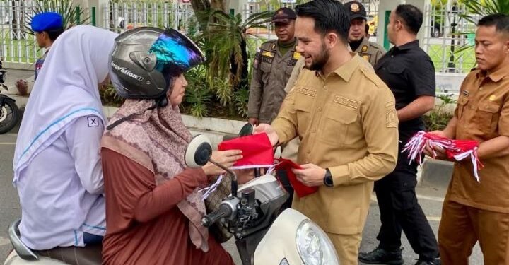 Pemkab Aceh Barat Bagikan 2.225 Bendera Merah Putih ke Masyarakat