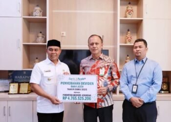 Bupati Aceh Besar Terima Dividen Bank Aceh Syariah Rp4,76 Miliar