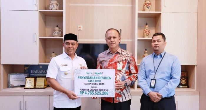 Bupati Aceh Besar Terima Dividen Bank Aceh Syariah Rp4,76 Miliar
