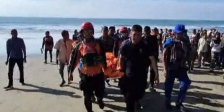 Tim SAR Evakuasi Dua Jenazah Remaja Hilang di Ujong Batee