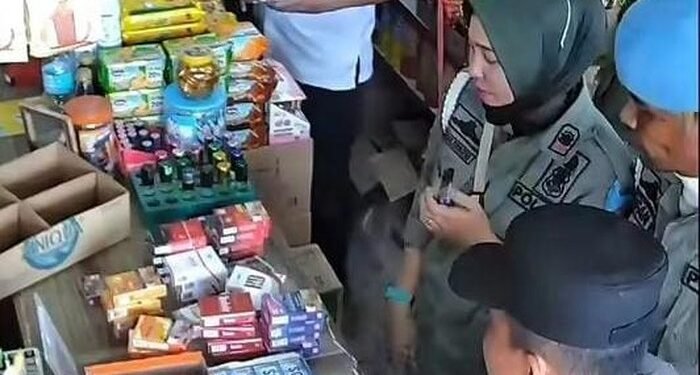 Viral, Anggota Satpol PP Aceh Utara Diduga Curi Rokok Pedagang saat Razia