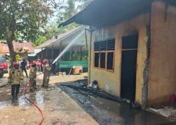 Api Hanguskan Kantor Dewan Guru Dayah di Kuta Baro
