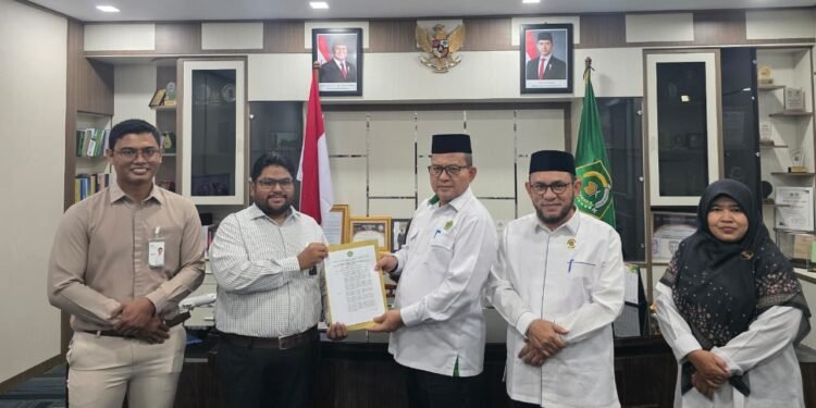 Kakanwil Kemenag Aceh Serahkan Keputusan Izin Perwakilan LAZ BSI Maslahat