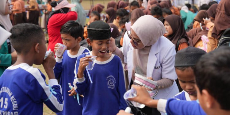 FKG USK Helat Aksi Kaninus 16, Ratusan Warga Aceh Besar Antusias Dapatkan Pengobatan Gigi Gratis