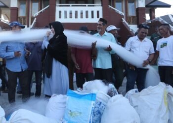Illiza Serahkan Alat Tangkap Ikan untuk Nelayan Tradisional di Alue Naga