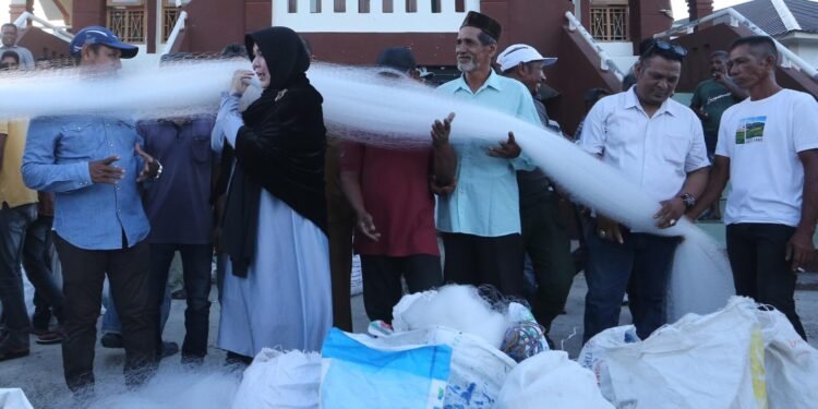 Illiza Serahkan Alat Tangkap Ikan untuk Nelayan Tradisional di Alue Naga