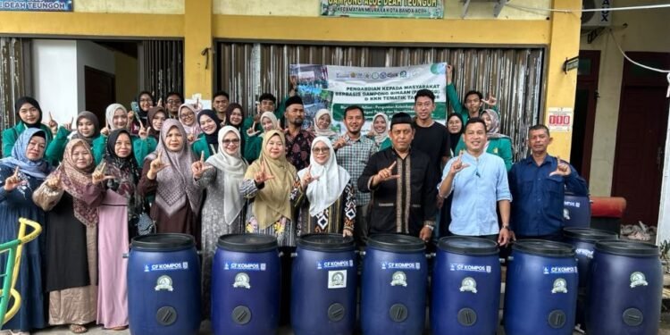 Tim PKMBGB dan KKN Tematik USK Serahkan 15 Komposter Aerob