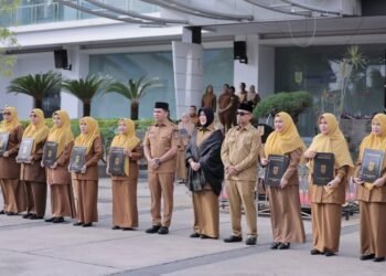 Wali Kota Banda Aceh Serahkan SK PPK BLUD kepada 11 Kepala Puskesmas