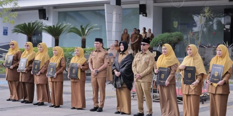 Wali Kota Banda Aceh Serahkan SK PPK BLUD kepada 11 Kepala Puskesmas