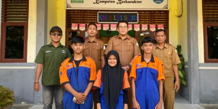Kepala SMKN Idi Lepas Tiga Siswa Prakerin ke Toyota Auto Medan