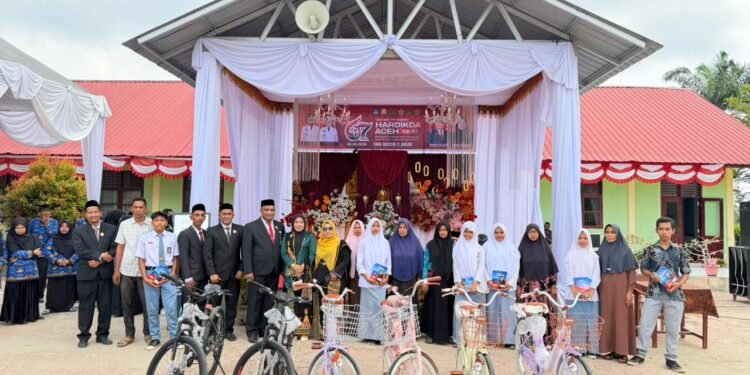 Momen Hardikda, Kacabdisdik Aceh Timur Serahkan 6 Unit Sepeda Kepada Siswa SMAN 1 Julok