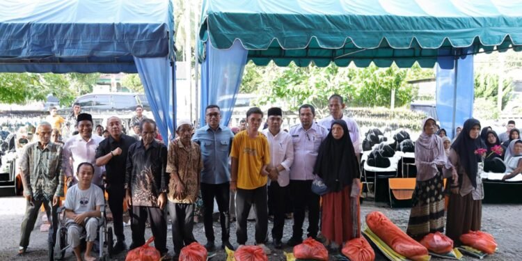 Dinsos Berikan Bimbingan Sosial, Bupati Abdya Salurkan Sembako untuk Lansia dan Disabilitas di Manggeng