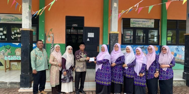 Kankemenag Aceh Barat Salurkan Bantuan untuk RA Terdampak Angin Kencang