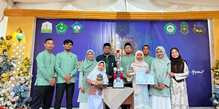 MIN 14 Tapaktuan Terima Piala Juara Umum ITQANS II MUQ Aceh Selatan