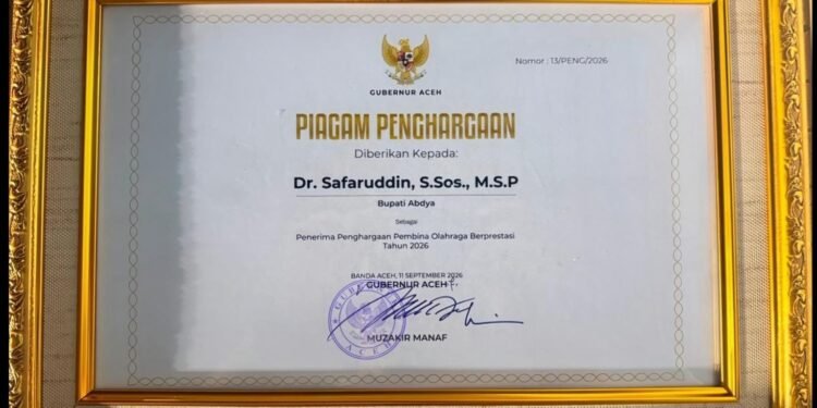 Bupati Abdya Dr. Safaruddin Terima Penghargaan Pembina Olahraga Berprestasi dari Gubernur Aceh