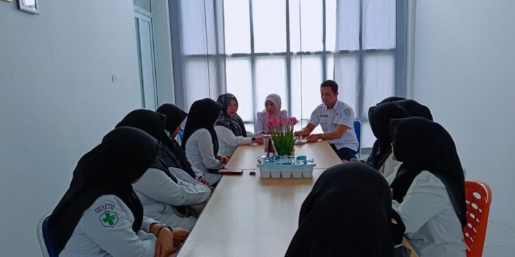 Untuk Mencapai Pelayanan Prima, Kasi Asuhan Keperawatan dan Kebidanan RSUD-TP Bekali Petugas Baru