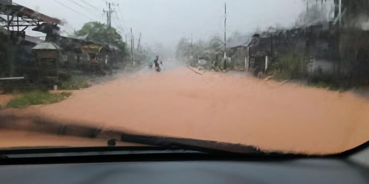 Jalan Nasional Alue Mangota Blangpidie Terendam Banjir, Masyarakat di Imbau Waspada