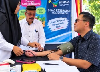 Harlah Pidie 515 Tak Berhenti di Panggung, Bupati-Wabup Turun Jalani CKG di Stand Dinkes