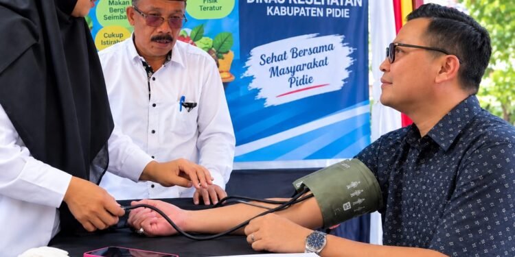 Harlah Pidie 515 Tak Berhenti di Panggung, Bupati-Wabup Turun Jalani CKG di Stand Dinkes