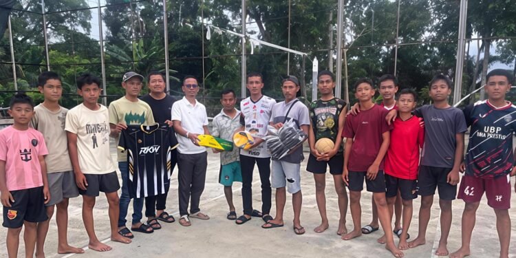Anggota DPRK Abdya Kasyful Wara Bantu Perlengkapan Olahraga untuk PGL VC