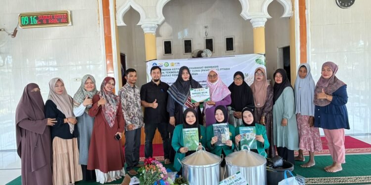 Manfaatkan Tanaman Lokal, Tim PKMBP-TTG Dorong Kelompok PKK Blang Cut Kembangkan Ecoprint Ramah Lingkungan