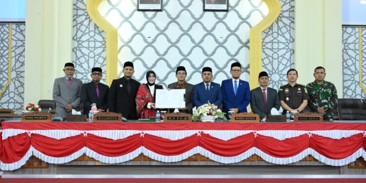 Legislatif dan Eksekutif Tandatangani Persetujuan Bersama Raqan Perubahan APBK Banda Aceh 2026