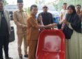 Pemkab Abdya Serahkan 66 Gerobak untuk Pengumpul Batu Putih di Ujong Tanoh