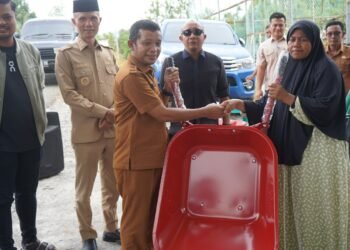 Pemkab Abdya Serahkan 66 Gerobak untuk Pengumpul Batu Putih di Ujong Tanoh
