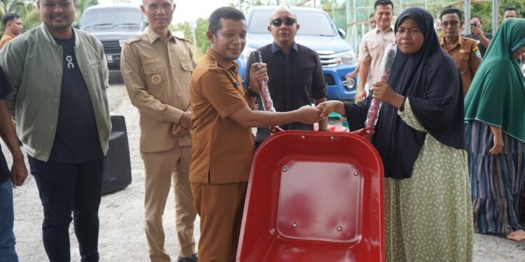 Pemkab Abdya Serahkan 66 Gerobak untuk Pengumpul Batu Putih di Ujong Tanoh